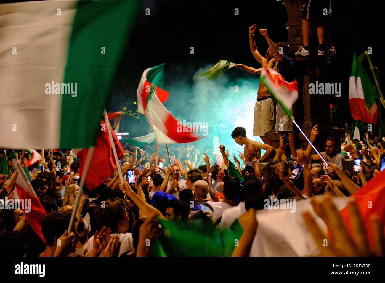 Les fans italiens oublient un jour la distanciation sociale et les restrictions pandémiques pour célébrer dans les rues la victoire de l’Eurocup 2021 Banque D'Images