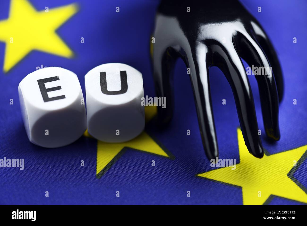Schwarze Hand auf eu-Fahne, Symbolfoto eu-Korruptionsskandal Banque D'Images