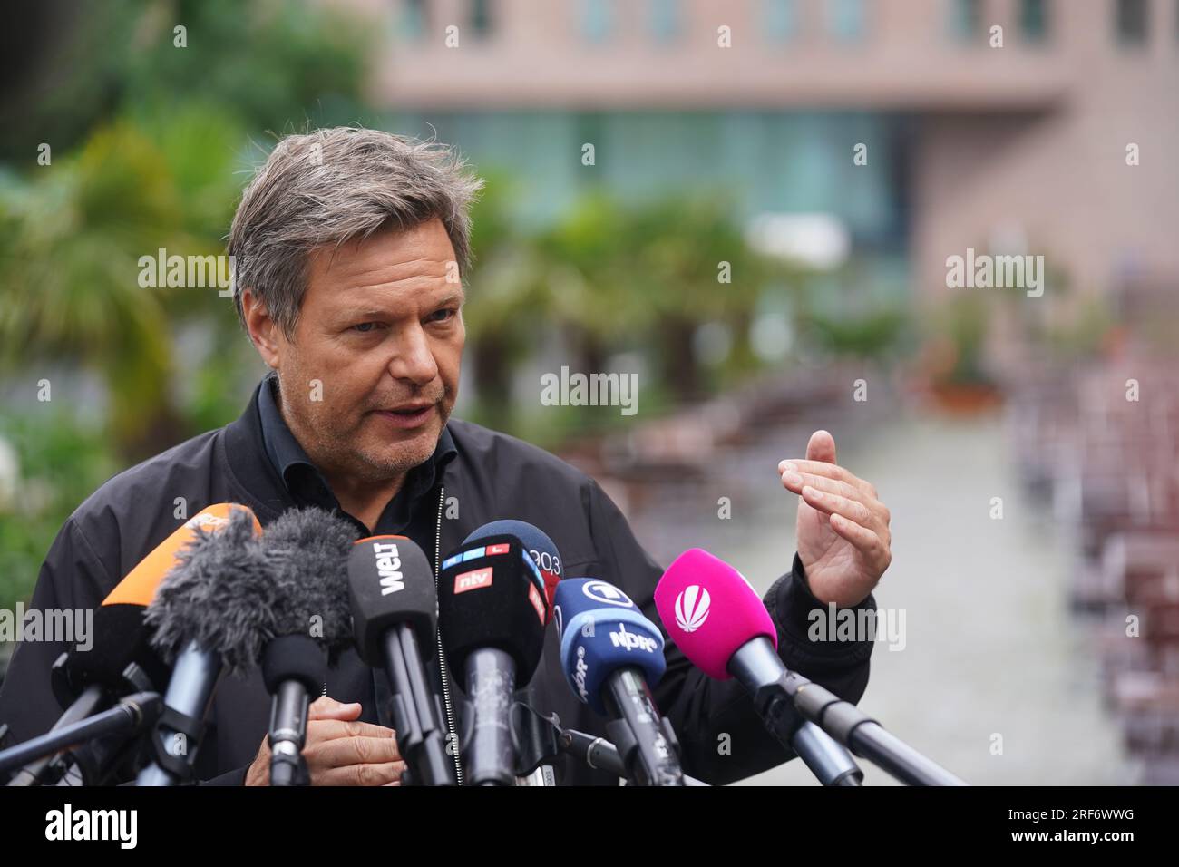 Hambourg, Allemagne. 01 août 2023. Robert Habeck (Bündnis 90/Die Grünen), ministre fédéral de l'économie et de la protection du climat, s'exprime lors d'un communiqué de presse devant la maison Helmut Schmidt dans le centre-ville. Le ministre fédéral de l'économie Habeck et les commissions européennes se sont mis d'accord sur des garde-corps pour le soutien gouvernemental aux nouvelles centrales à hydrogène et à gaz. Crédit : Marcus Brandt/dpa/Alamy Live News Banque D'Images