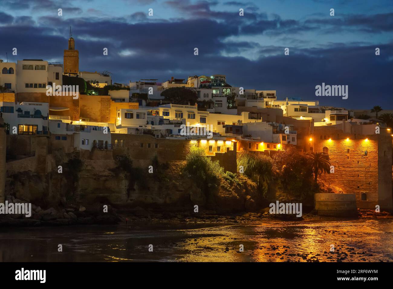 Maroc. Rabat. La Kasbah des Oudayas de nuit construite initialement au 12e siècle pour surplomber l'embouchure du Bou Regreg, la rivière de Rabat. Banque D'Images