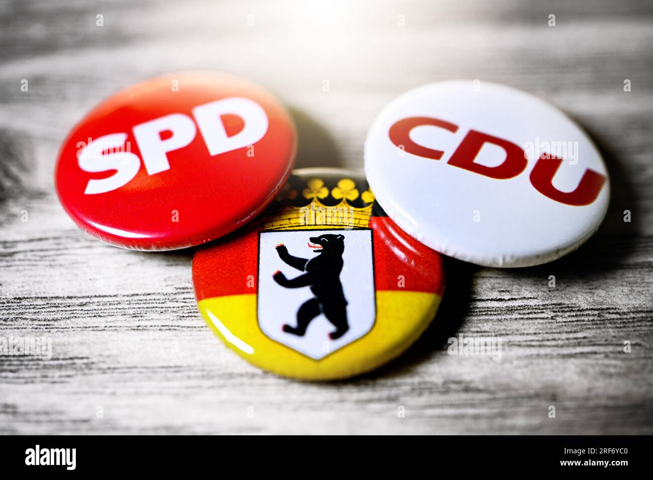 Parteianstecker von CDU und SPD und Anstecker von Berlin, Symbolfoto für die schwarz-rote KoRécution Banque D'Images