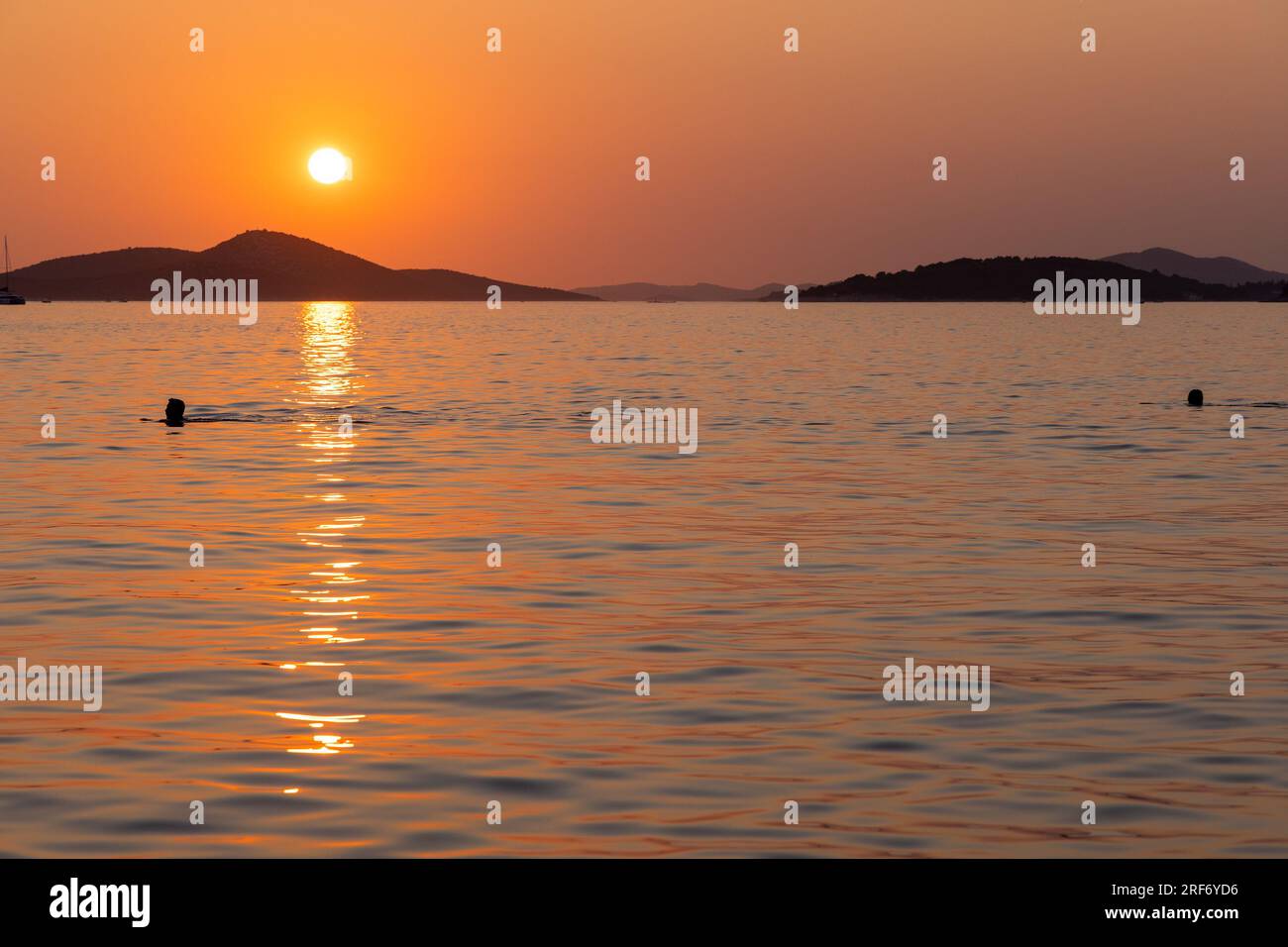 Coucher de soleil sur la mer Adriatique en Croatie, avec les gens nageant  Photo Stock - Alamy
