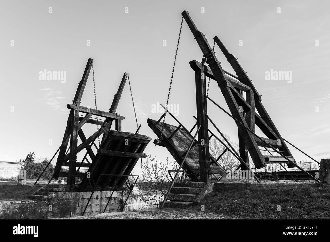 Arles. France - 12 mars 2013 : pont Van Gogh par une journée ensoleillée au printemps (Provence, France), noir et blanc Banque D'Images