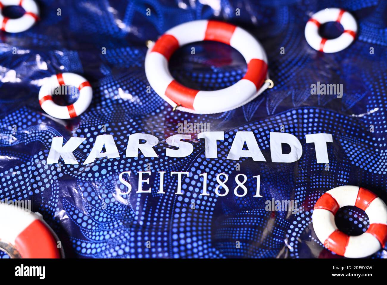 Karstadt-Einkaufstüte mit Rettungsringen, Symbolfoto für die Rettungsversuche der Warenhauskette Galeria Karstadt Kaufhof Banque D'Images