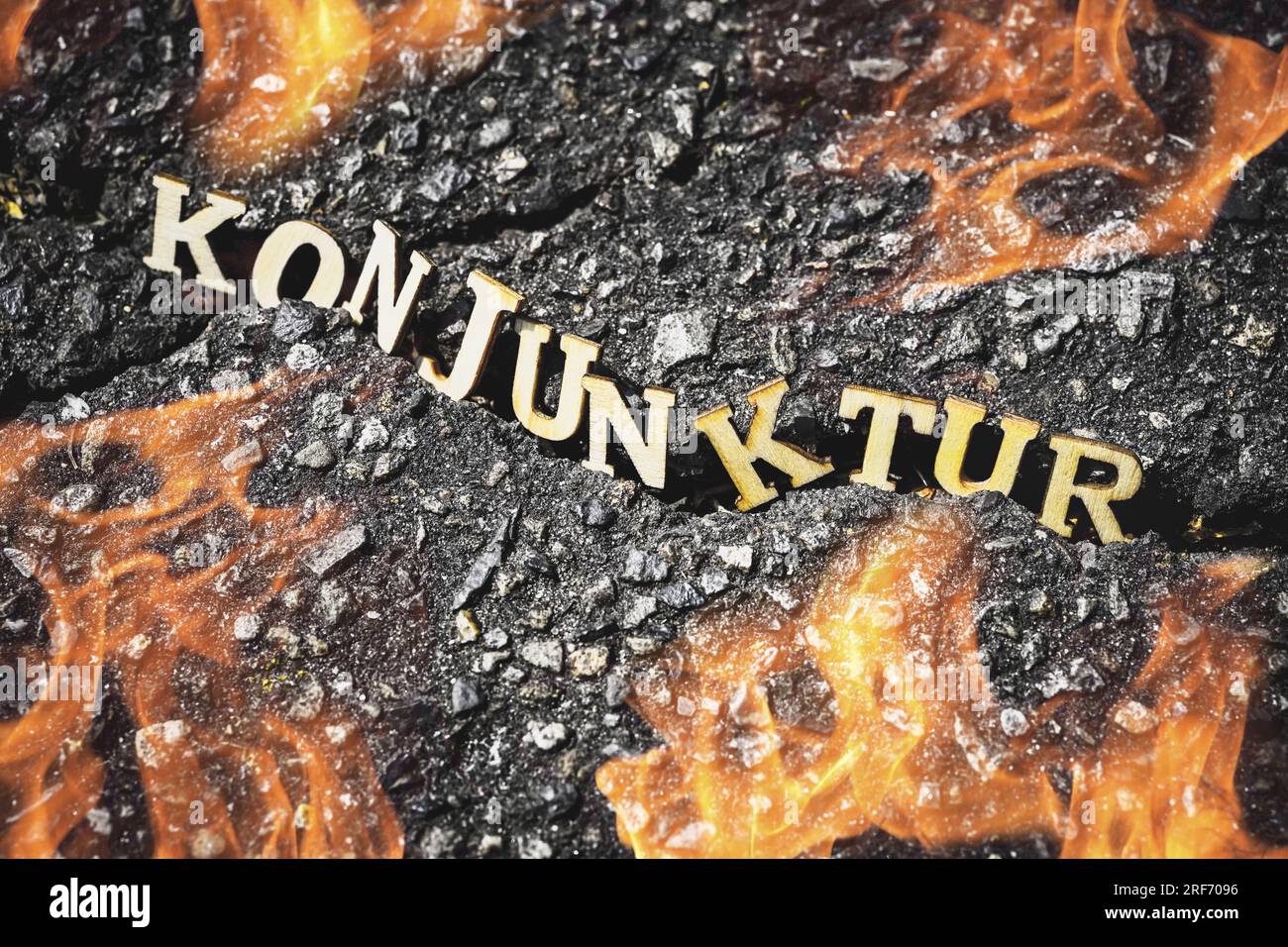 FOTONTAGE, Der Schriftzug Konjunktur versinkt in einem Erdspalt umgeben von Flammen, Wirtschaftskrise Banque D'Images