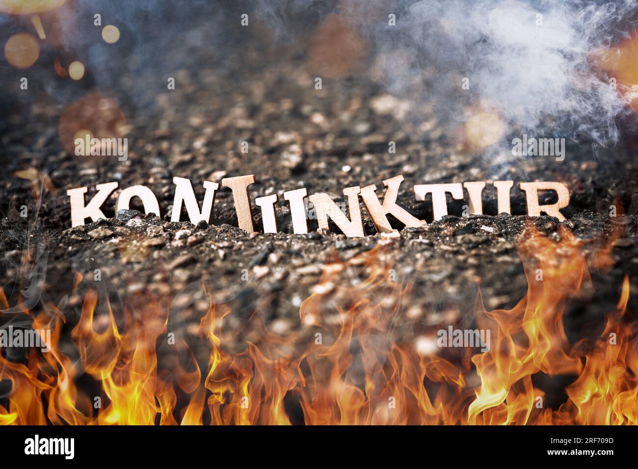 FOTONTAGE, Der Schriftzug Konjunktur versinkt in einem Erdspalt mit Flammen, Wirtschaftskrise Banque D'Images