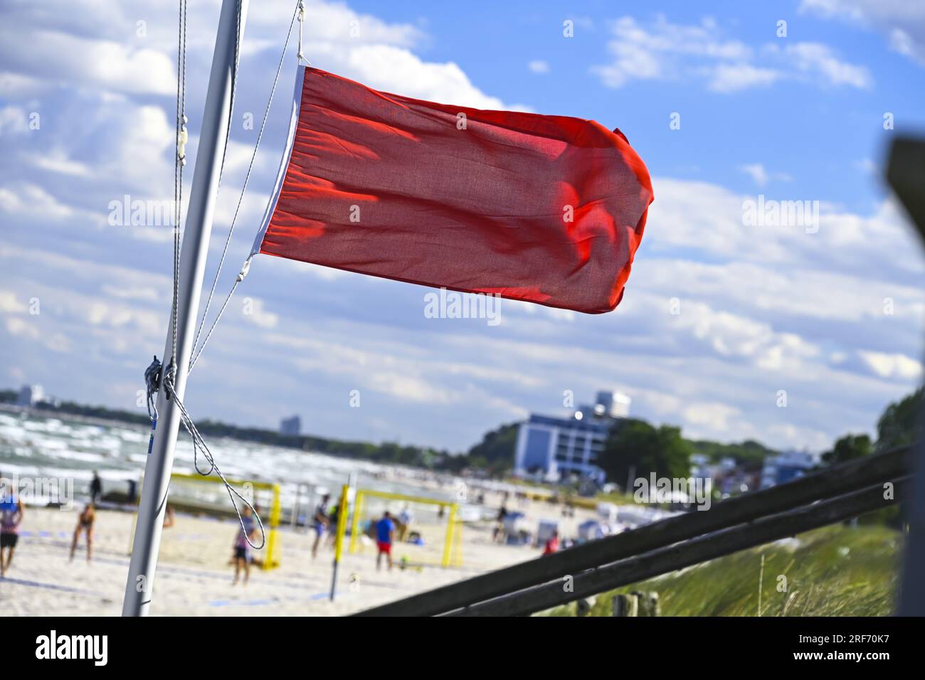 Rote Flagge am Ostseestrand von Scharbeutz in Schleswig-Holstein, Symbolfoto Badeverbot, Archivaufnahme Banque D'Images