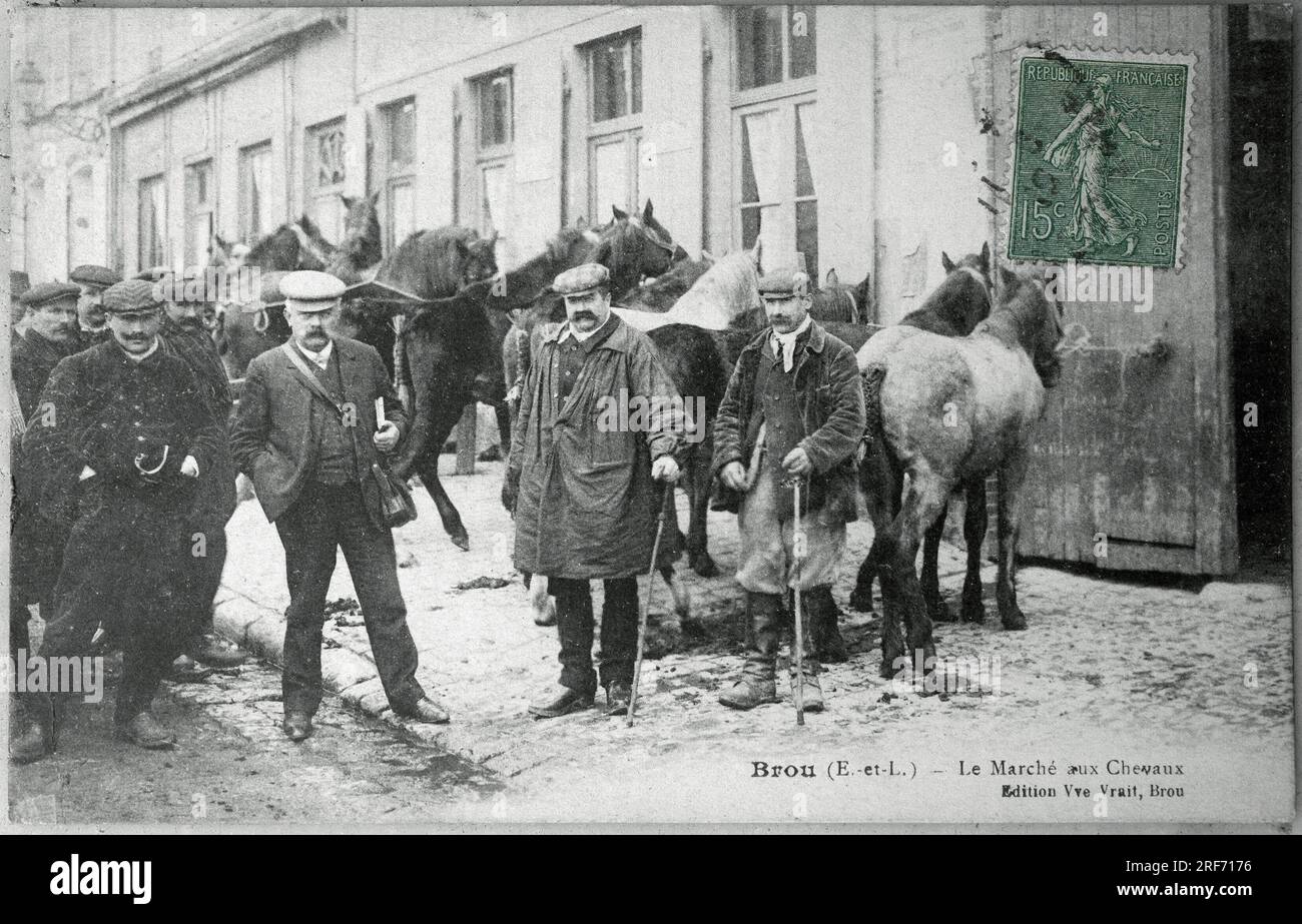Un Brou (Eure et Loire), le marché aux chevaux, les maquignons. Carte postale ancienne, photographie debut 20e siecle, édition veuve Vrait. Banque D'Images