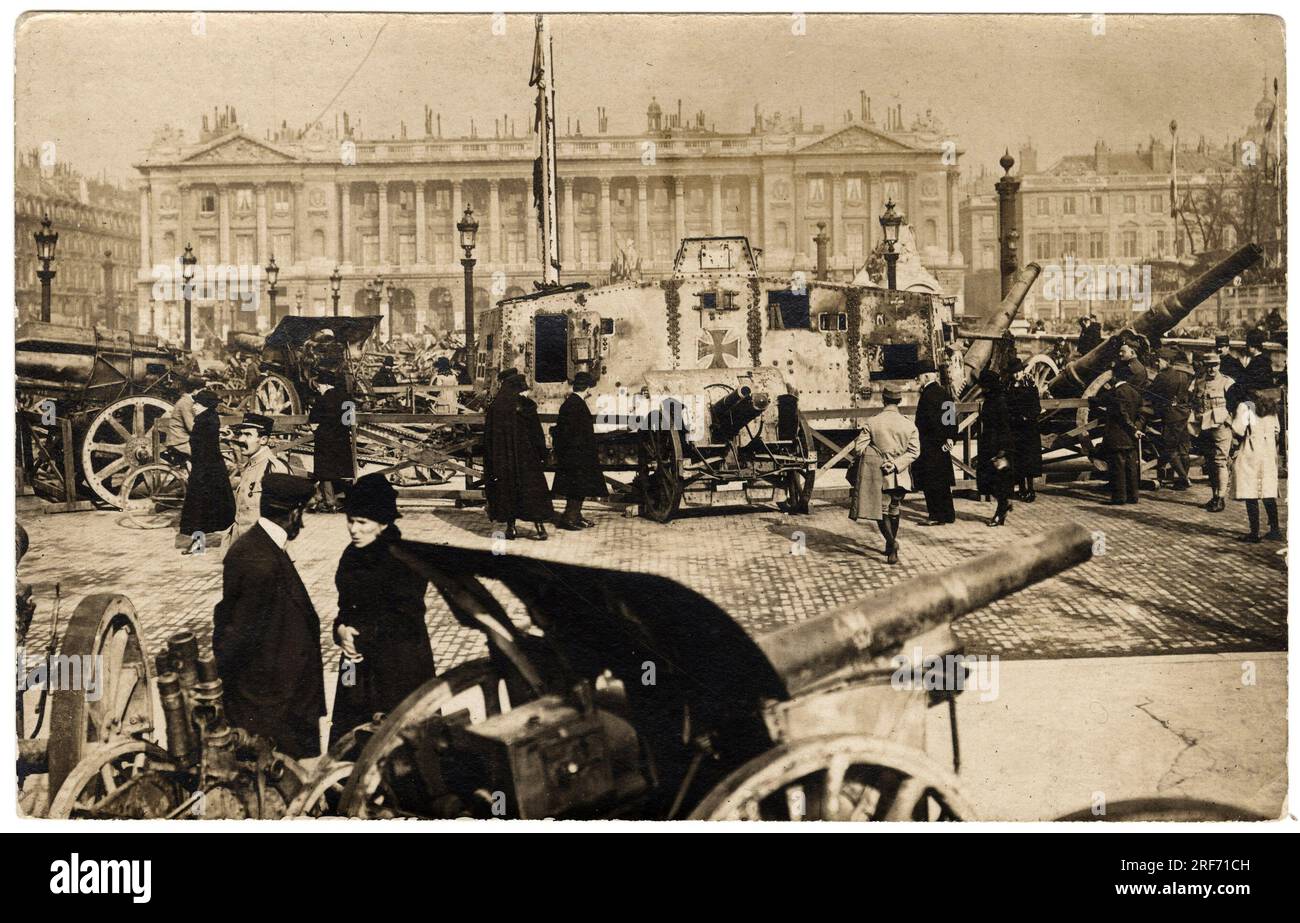 Les parisiens observent les chars et canons allemands abandonnées place de la concorde, Paris, en 1918. Carte postale DEBUT XXeme siecle. Banque D'Images