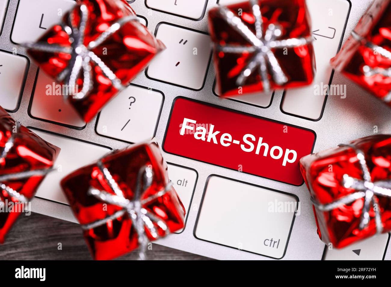 FOTOMONTAGE, Geschenke auf Computertastatur und Computertaste mit der Aufschrift Fake-Shop Banque D'Images