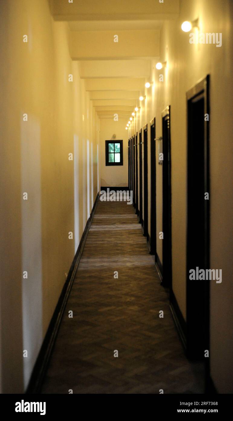 Mausolée de lutte et de martyre. Musée situé dans le sous-sol de l'ancien siège de la Gestapo, un bâtiment construit entre 1927 et 1930. En 1941, il a été repris par le régime nazi pendant la Seconde Guerre mondiale (1939-1945) comme centre de détention de la Gestapo pendant l'occupation de la ville par les troupes allemandes. Couloir avec salles d'interrogatoire. Varsovie, Pologne. Banque D'Images
