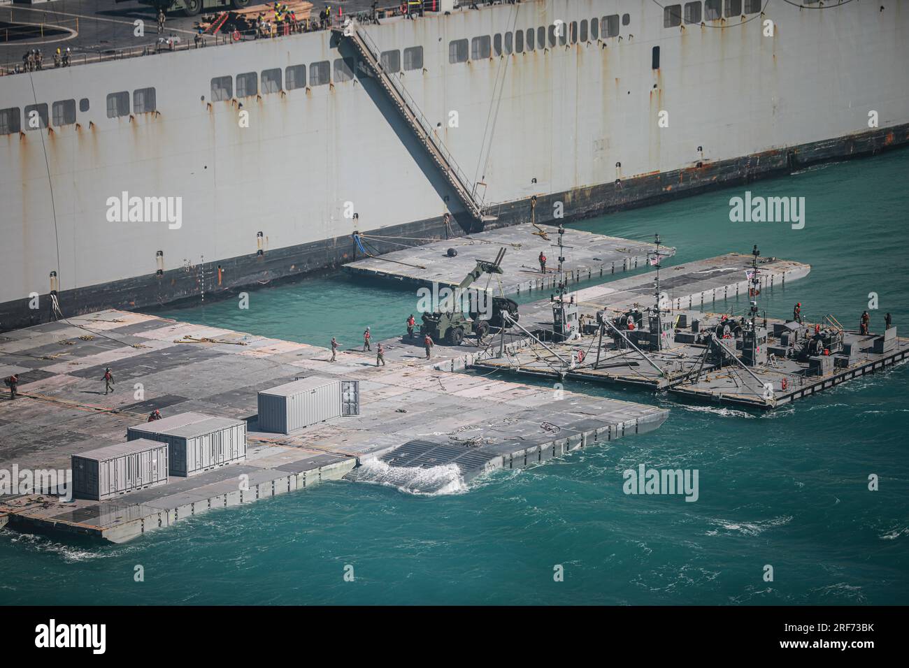 Les marins de l'armée affectés à la 368th Seaport Operations Company et à la 331st Transportation Company construisent une chaussée adjacente au MV Major Bernard F. Fisher au large de Bowen, en Australie, le 29 juillet 2023. Une fois terminé, le pont-jetée formera une jetée flottante permettant le déchargement des véhicules du Fisher au rivage, démontrant la capacité critique de joint Logistics Over-the-Shore pendant Talisman Sabre. Talisman Sabre est le plus grand exercice militaire bilatéral entre l'Australie et les États-Unis, avec une participation multinationale, faisant avancer un Indo-Pacifique libre et ouvert par strengt Banque D'Images