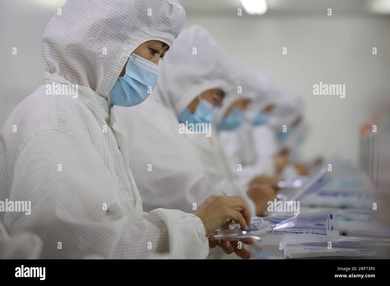 BINZHOU, CHINE - 31 JUILLET 2023 - les travailleurs produisent des commandes à l'étranger pour des dispositifs médicaux dans l'atelier aseptique d'une entreprise de technologie médicale à Binzho Banque D'Images