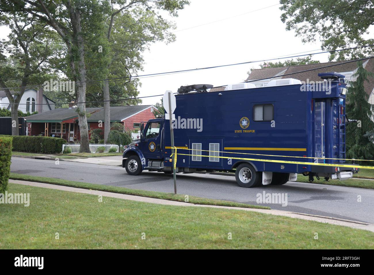 Massapequa Park, New York : la police enlève des preuves prises au domicile de Rex Heuermann le 17 juillet 2023 à Massapequa Park, New York. Heuermann est soupçonné d'avoir tué plusieurs femmes dont les corps ont été retrouvés plus tard à Gilgo Beach, New York People : Rex Heuermann Credit : Storms Media Group/Alamy Live News Banque D'Images