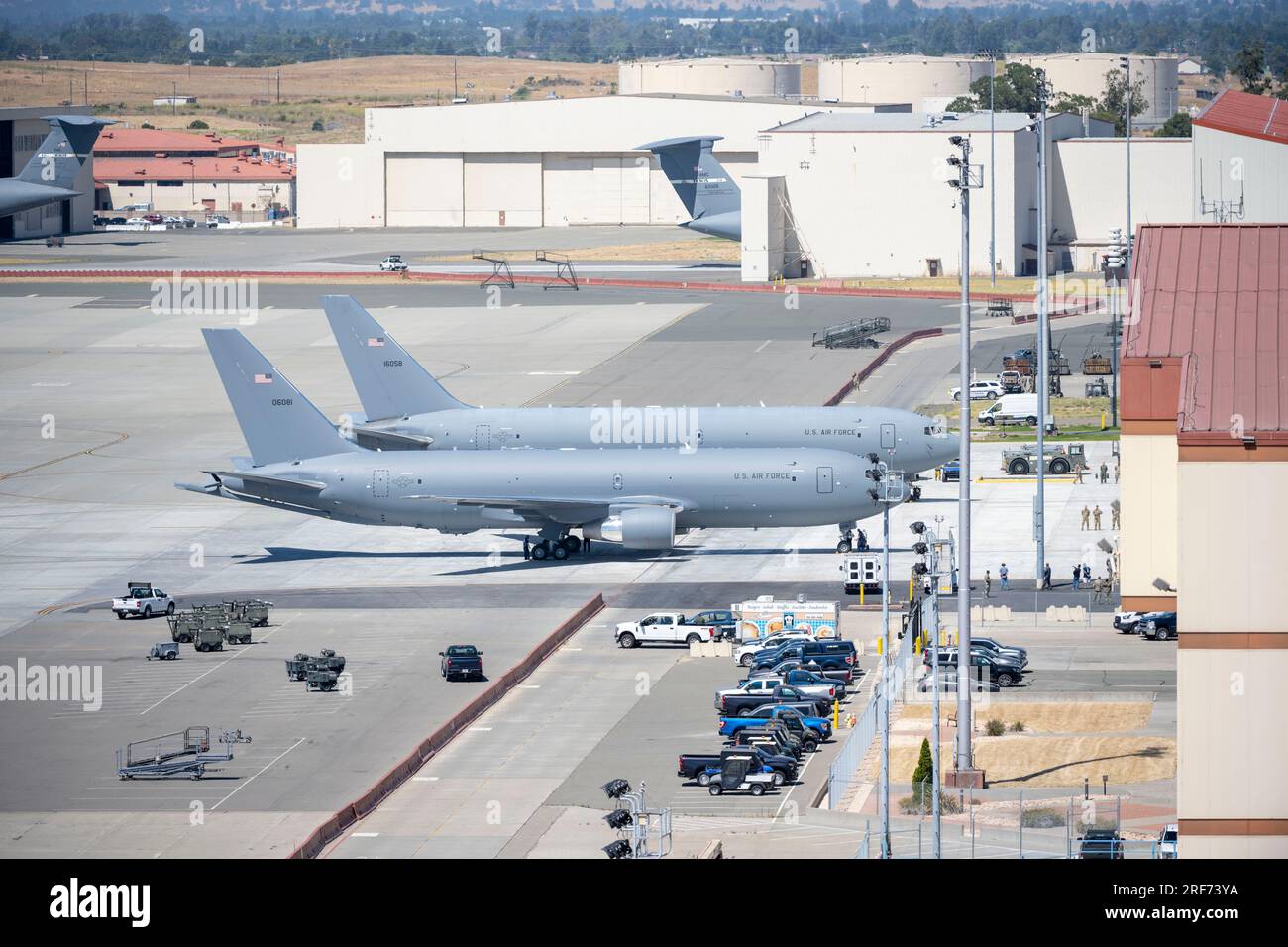 Le premier KC-46a Pegasus de Travis Air Force base, front, arrive à Travis AFB, Californie, le 28 juillet 2023. Team Travis a accueilli son premier KC-46a et a célébré le début officiel des opérations du KC-46A. (ÉTATS-UNIS Photo Air Force par Tech. Sergent Levi Reynolds) Banque D'Images