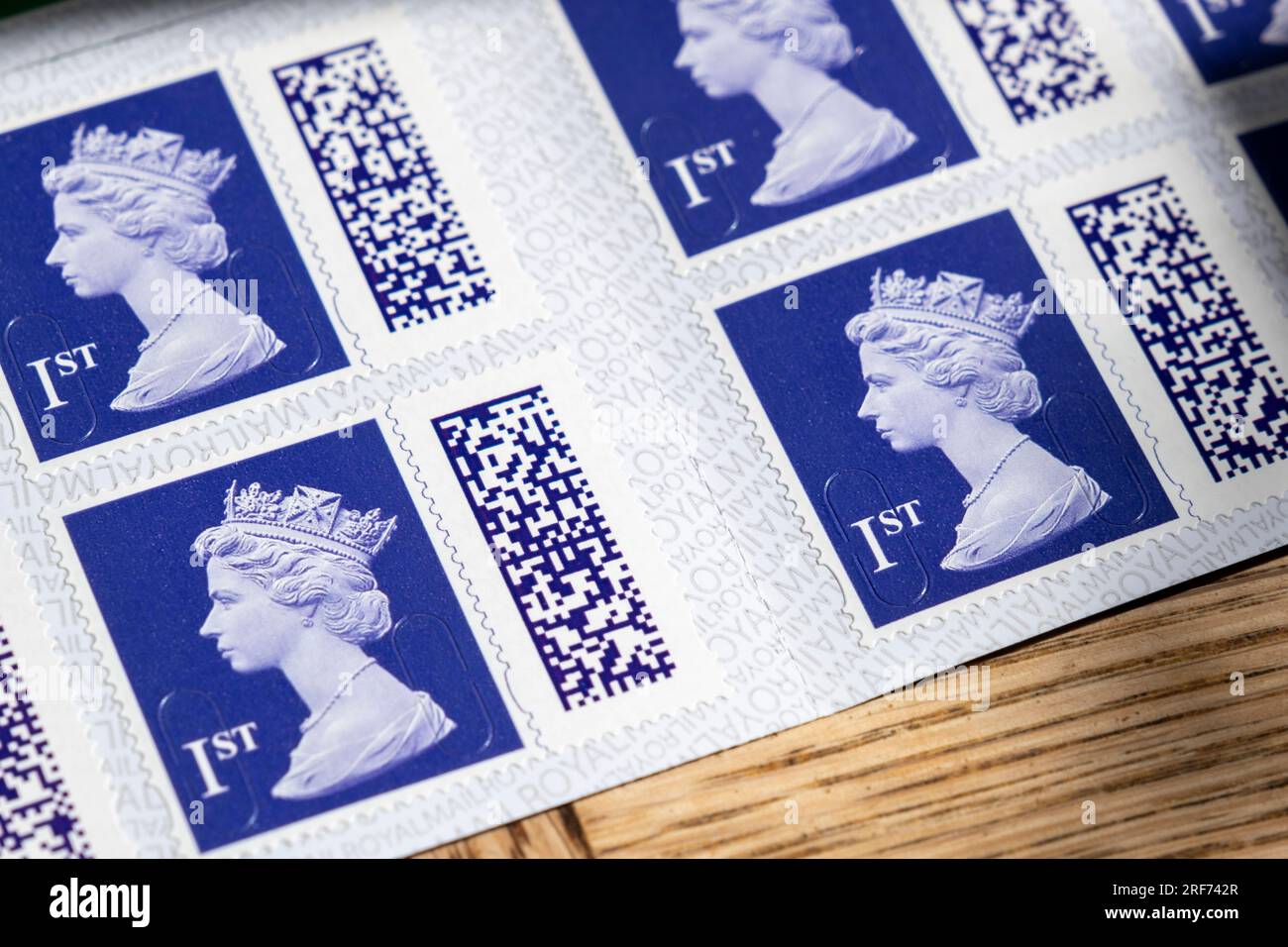 Livres de timbres-poste à code-barres Royal Mail de 1e classe représentant la tête de la reine Elizabeth II le 29 juillet 2023 à St Dogmaels, pays de Galles, Royaume-Uni. Les timbres sans code-barres ne seront plus valables à partir du lundi 31 juillet 2023, alors qu'ils peuvent toujours être échangés dans n'importe quel bureau de poste dans le cadre du programme de swap out de Royal Mail. (Photo de Mike Kemp/In Pictures via Getty Images) Banque D'Images