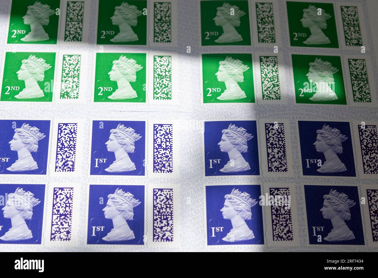 Livres de timbres-poste à code-barres Royal Mail de 1e et 2e classe représentant la tête de la reine Elizabeth II le 29 juillet 2023 à St Dogmaels, pays de Galles, Royaume-Uni. Les timbres sans code-barres ne seront plus valables à partir du lundi 31 juillet 2023, alors qu'ils peuvent toujours être échangés dans n'importe quel bureau de poste dans le cadre du programme de swap out de Royal Mail. (Photo de Mike Kemp/In Pictures via Getty Images) Banque D'Images
