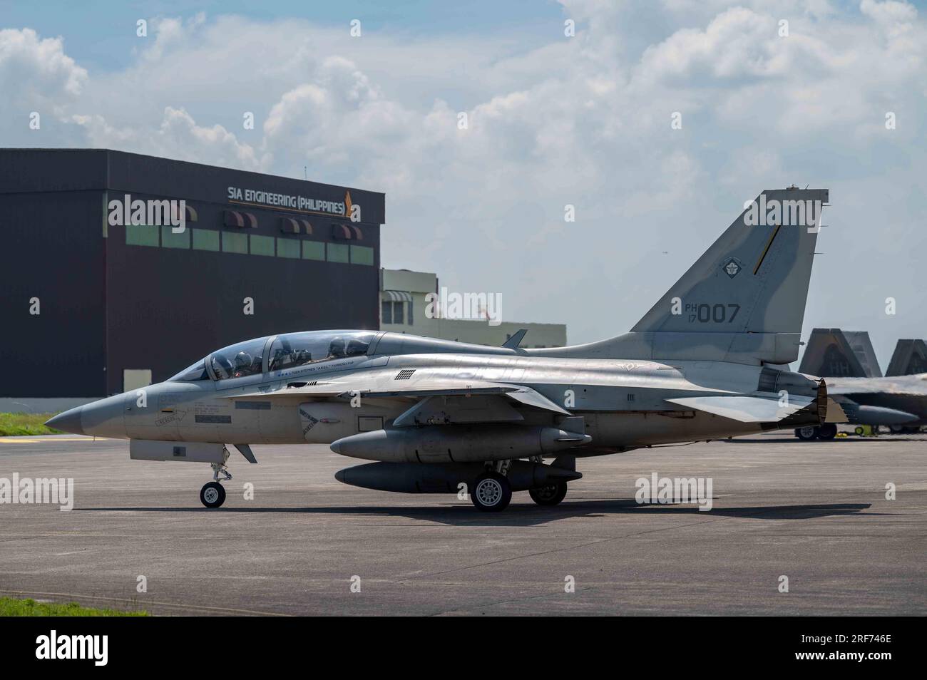 Un FA-50 taxis de la Philippine Air Force sur la ligne de vol pendant l'exercice Cope Thunder 23-2 sur la rampe sud de la base aérienne Clark, Philippines, le 10 juillet 2023. CT 23-2 établit des relations qui comblent les barrières linguistiques et améliorent notre capacité collective à relever les défis sécuritaires les plus pressants auxquels nous sommes confrontés pour améliorer la sécurité régionale et protéger un Indo-Pacifique libre et ouvert. (ÉTATS-UNIS Photo Air Force par Airman 1st Class Jhade Herrera) Banque D'Images