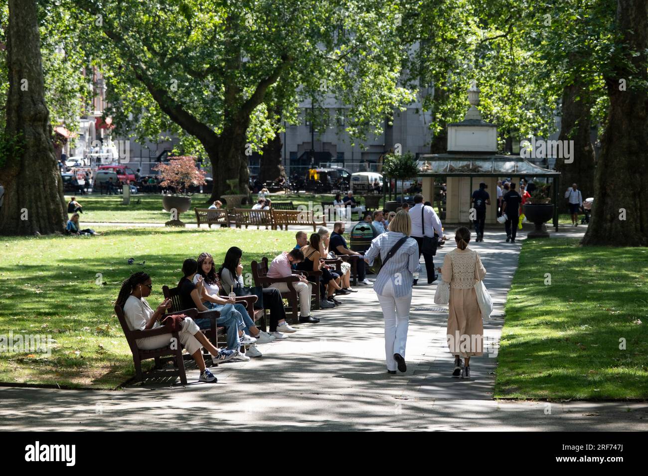 Berkeley Square dans le quartier exclusif de Mayfair le 7 juillet 2023 à Londres, Royaume-Uni. Traditionnellement, les parties riches de l'ouest de Londres, se sont développées en terrains de jeux riches des super riches, avec des afflux d'argent à l'étranger, en particulier du Moyen-Orient, de Russie et de Chine. Selon des recherches récentes, la capitale britannique abrite plus de personnes de haute valeur nette HNW, et de très haute valeur nette UHNW que toute autre ville dans le monde. Banque D'Images