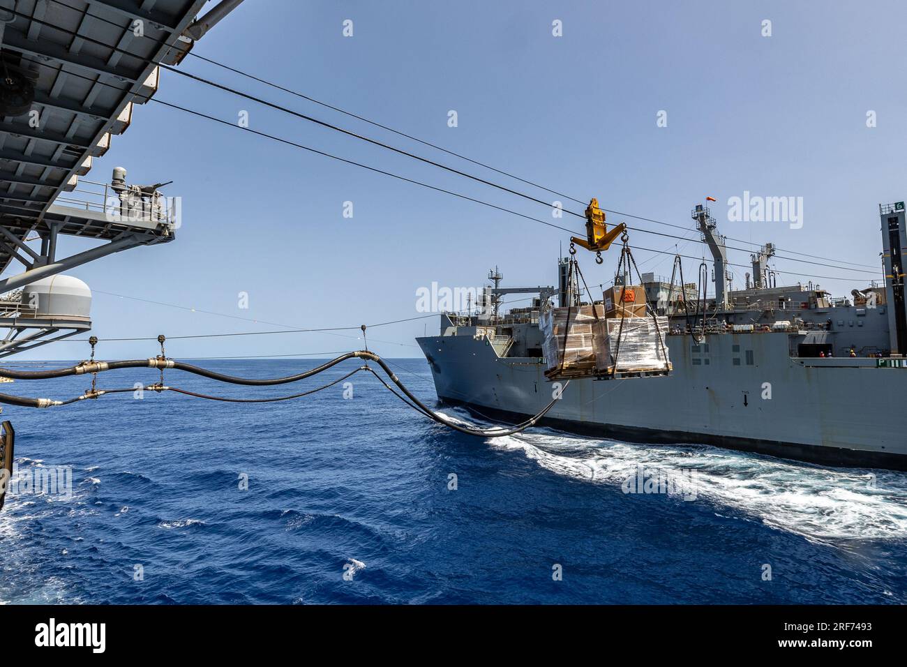 La cargaison est transférée du navire à cargaison sèche USNS Medgar Evers (T-AKE-13) de la classe Lewis et Clark au navire d'assaut amphibie USS Bataan (LHD 5) de la classe Wasp, lors d'un réapprovisionnement en mer Méditerranée, le 28 juillet 2023. Afin de mener à bien toute mission de manière efficace, les unités de la flotte doivent être capables de rester en mer pendant de longues périodes et rester pleinement prêtes à exécuter toutes les tâches qui leur sont assignées. La 26e Marine Expeditionary Unit (Special Operations capable), embarquée avec le Bataan Amphibious Ready Group, continue de rester prête, pertinente et capable à travers la Marine Air-Ground Task for Banque D'Images