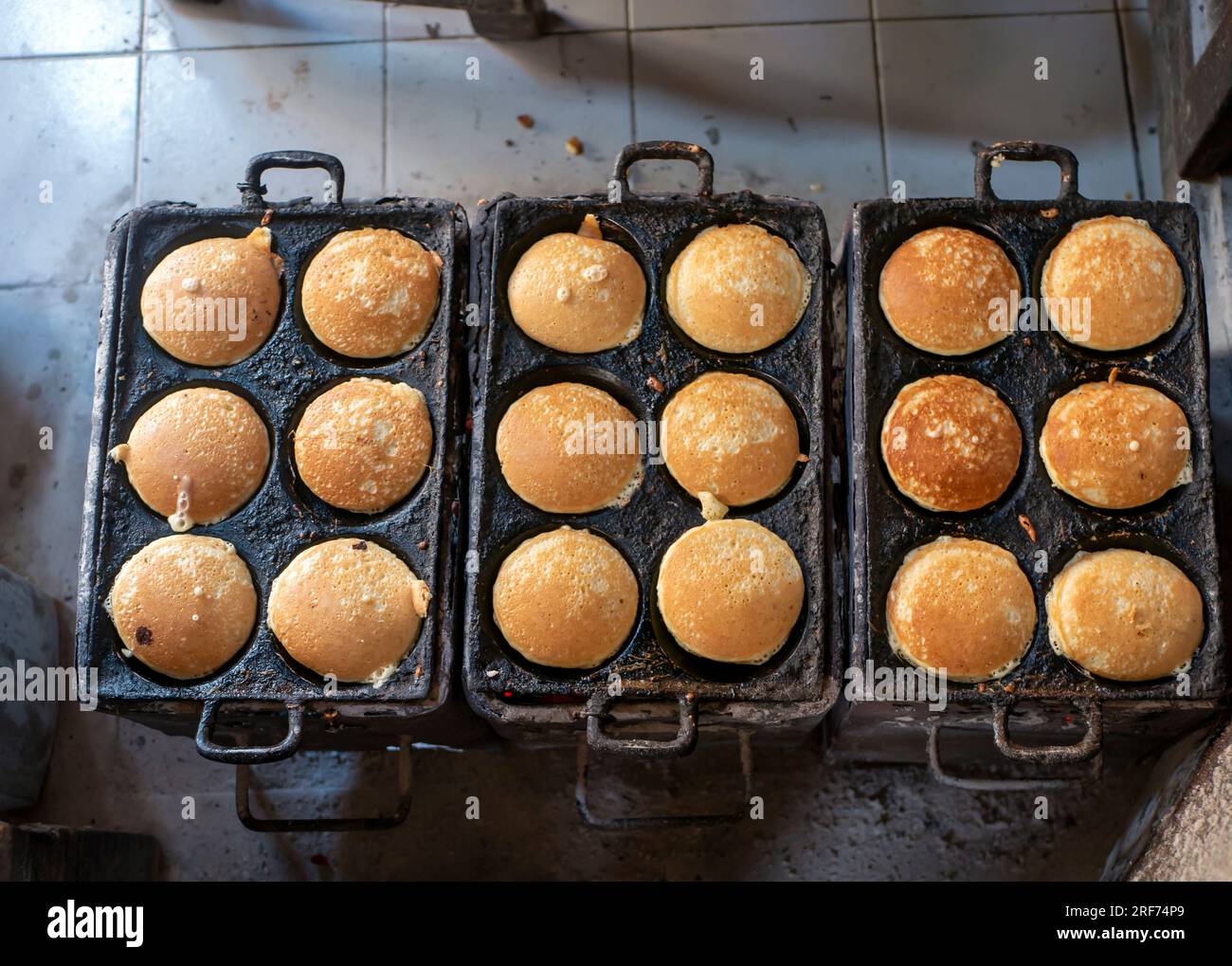 Le processus de cuisson du Kue Apem, un gâteau traditionnel indonésien sur le marché de la nourriture de rue, à Yogyakarta, Indonésie. Banque D'Images