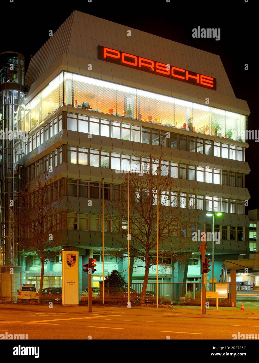 Nachtaufnahme, Verwaltungsgebäude Porsche AG Werk II, Zuffenhausen, Stuttgart, Bade-Württemberg, Allemagne, Europa Banque D'Images