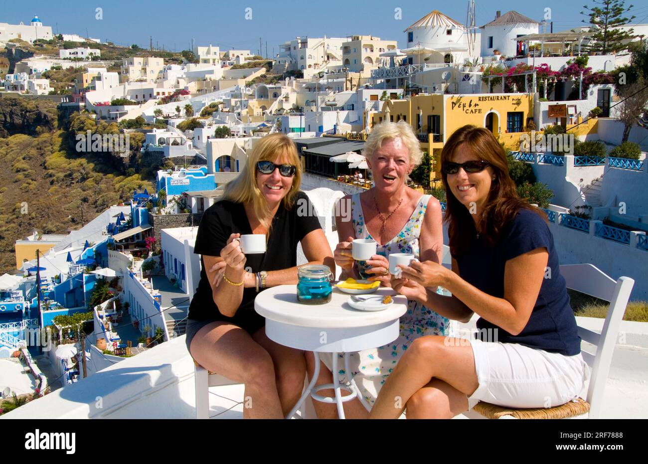 Drei Frauen geniessen den Urlaub à Fira, Santorin, Griechenland, Cafe, Kaffee, Restaurant, Blick auf Fira, Banque D'Images