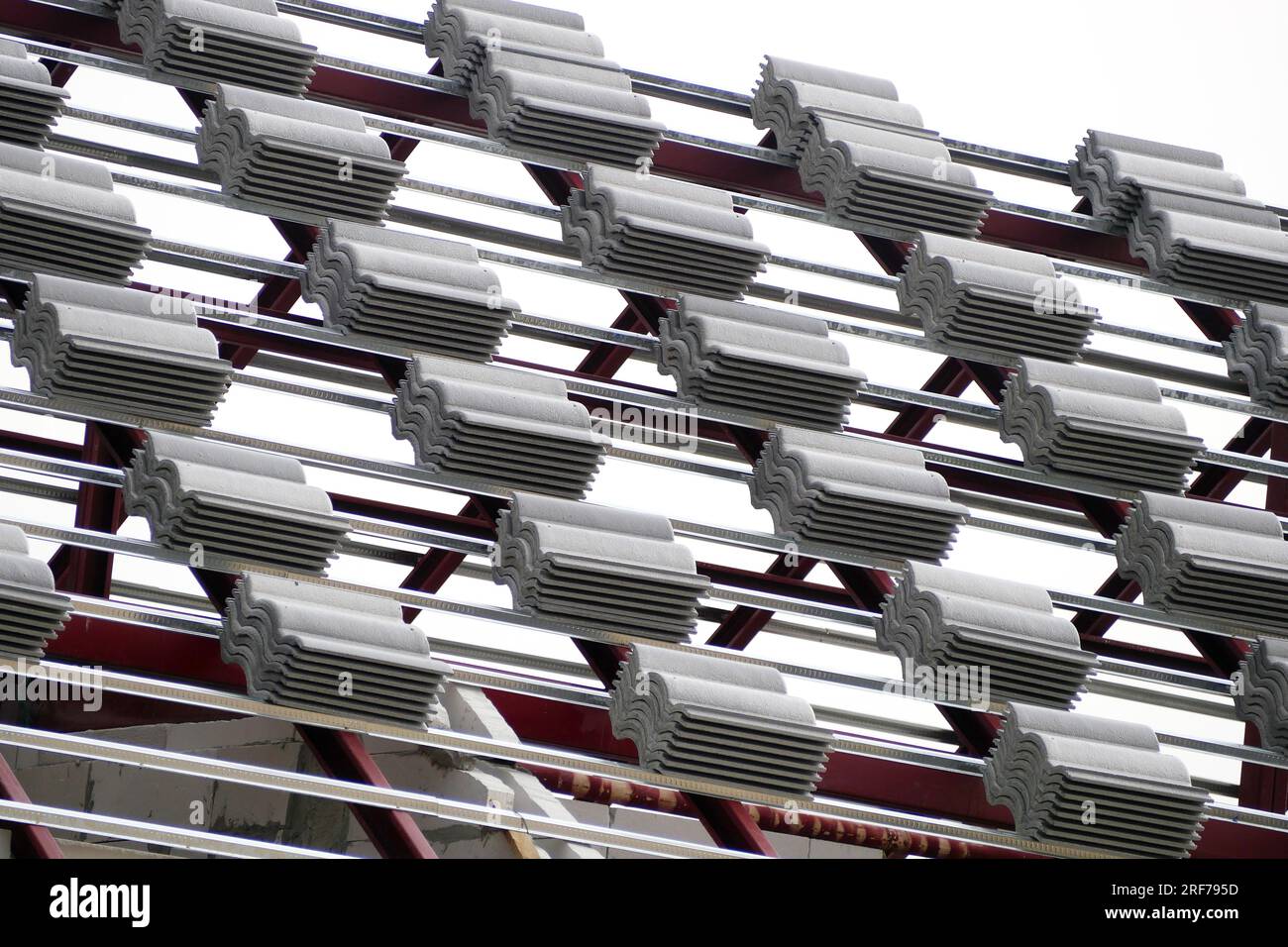Préparation de tuiles en céramique pour la pose de tuiles sur un toit à barreaux. Banque D'Images
