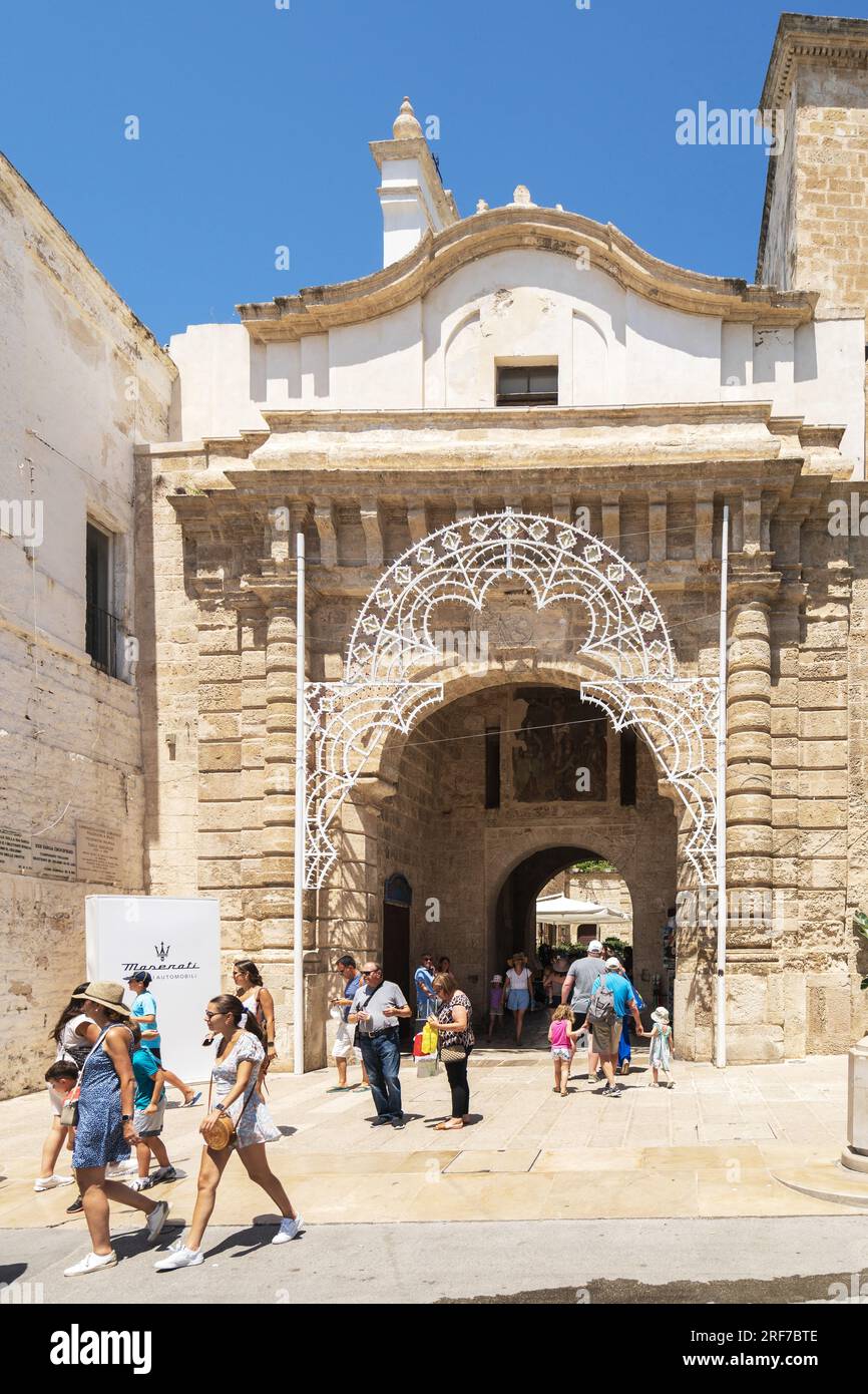 Piazza Giuseppe Verdi Square, Porta Vecchia gate, Polignano a Mare, Pouilles, Italie, Europe Banque D'Images