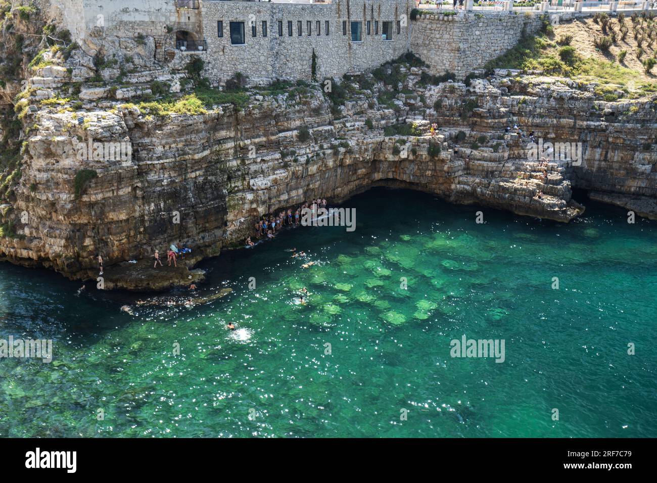 Via Porto Street, terrasse vue mer, Polignano a Mare, Pouilles, Italie, Europe Banque D'Images