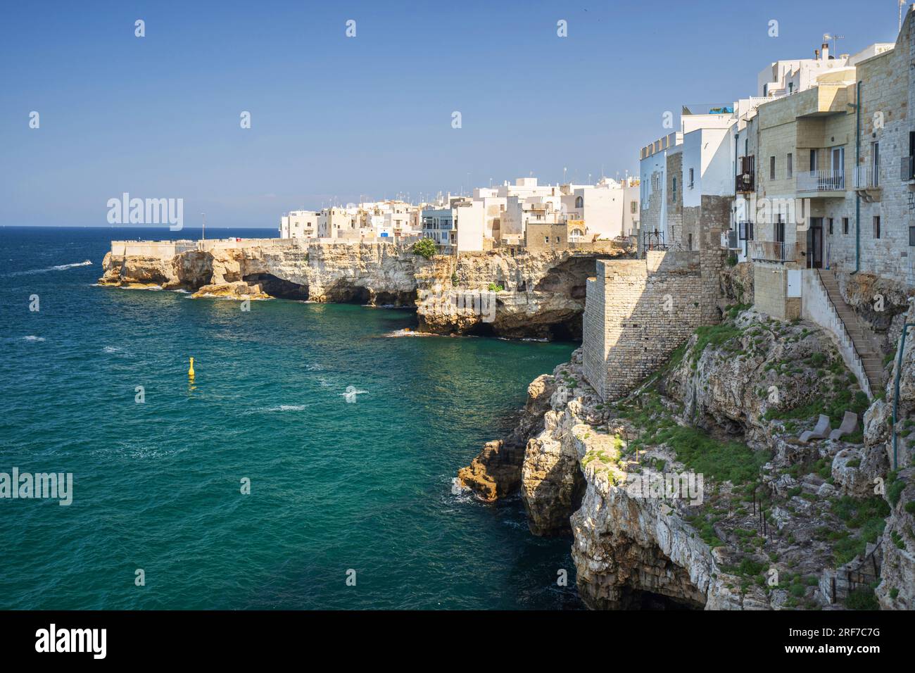Via Porto Street, terrasse vue mer, Polignano a Mare, Pouilles, Italie, Europe Banque D'Images