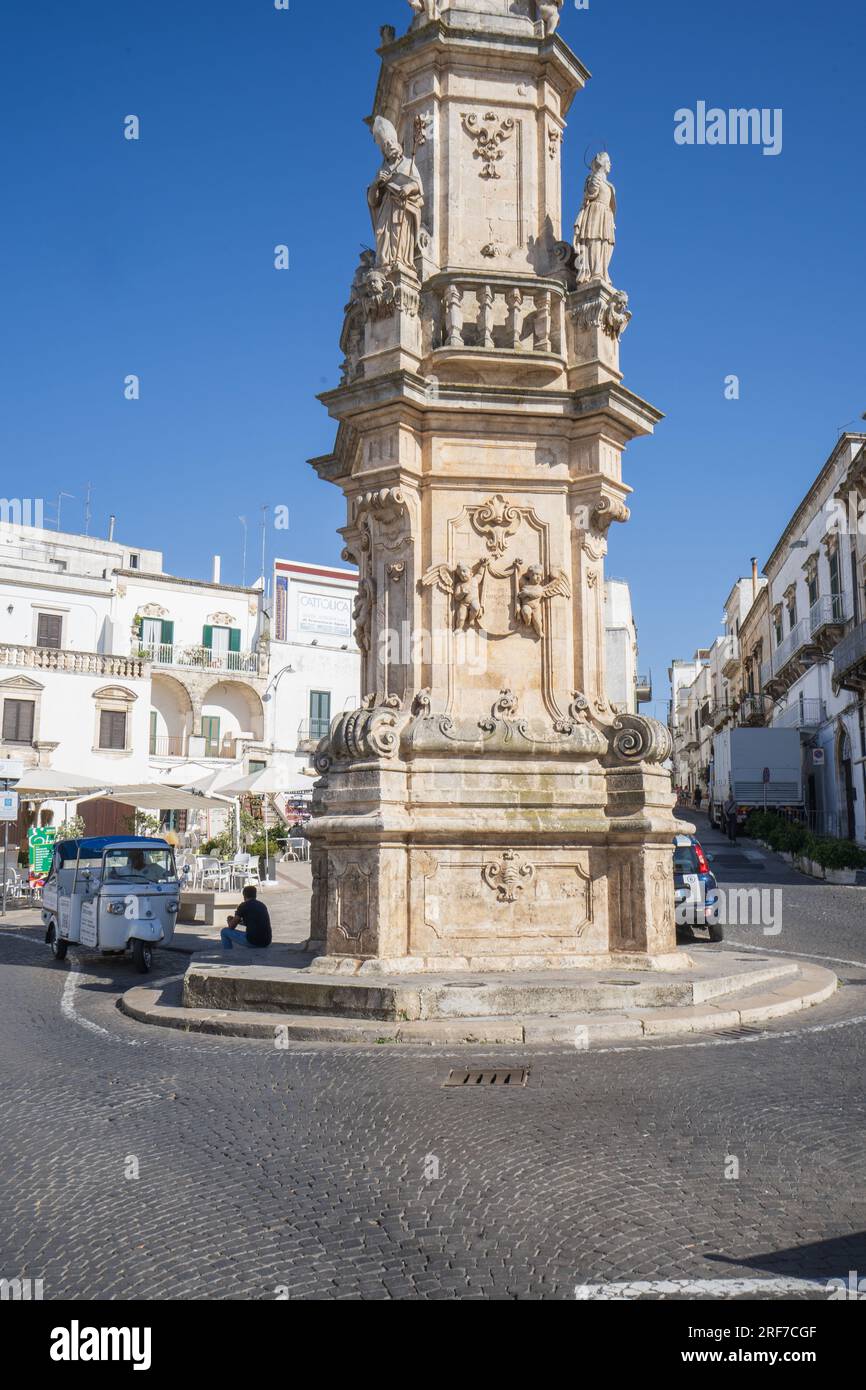 Piazza Liberta' Square, colonne de Sant'Oronzo, ville blanche, Ostuni, Pouilles, Italie, Europe Banque D'Images