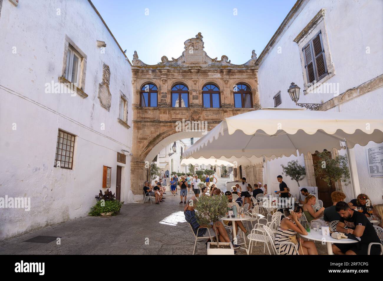 Largo Arcid Teodoro Trinchea Square, Arco Scoppa Arch, White City, Ostuni, Pouilles, Italie, Europe Banque D'Images