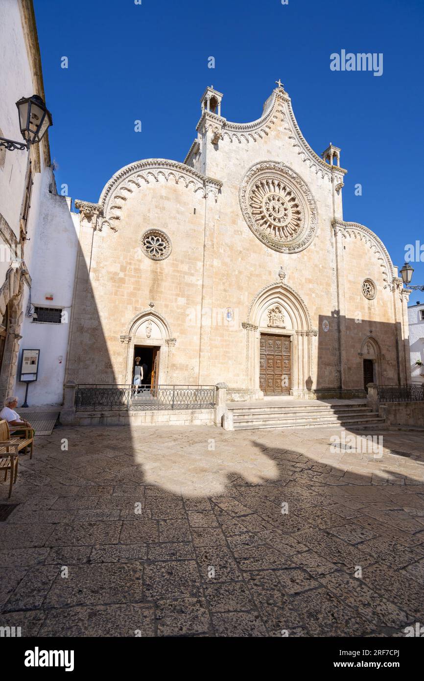 Largo Arcid Teodoro Trinchea Square, Cathedral of Santa Maria Assunta, White City, Ostuni, Pouilles, Italie, Europe Banque D'Images