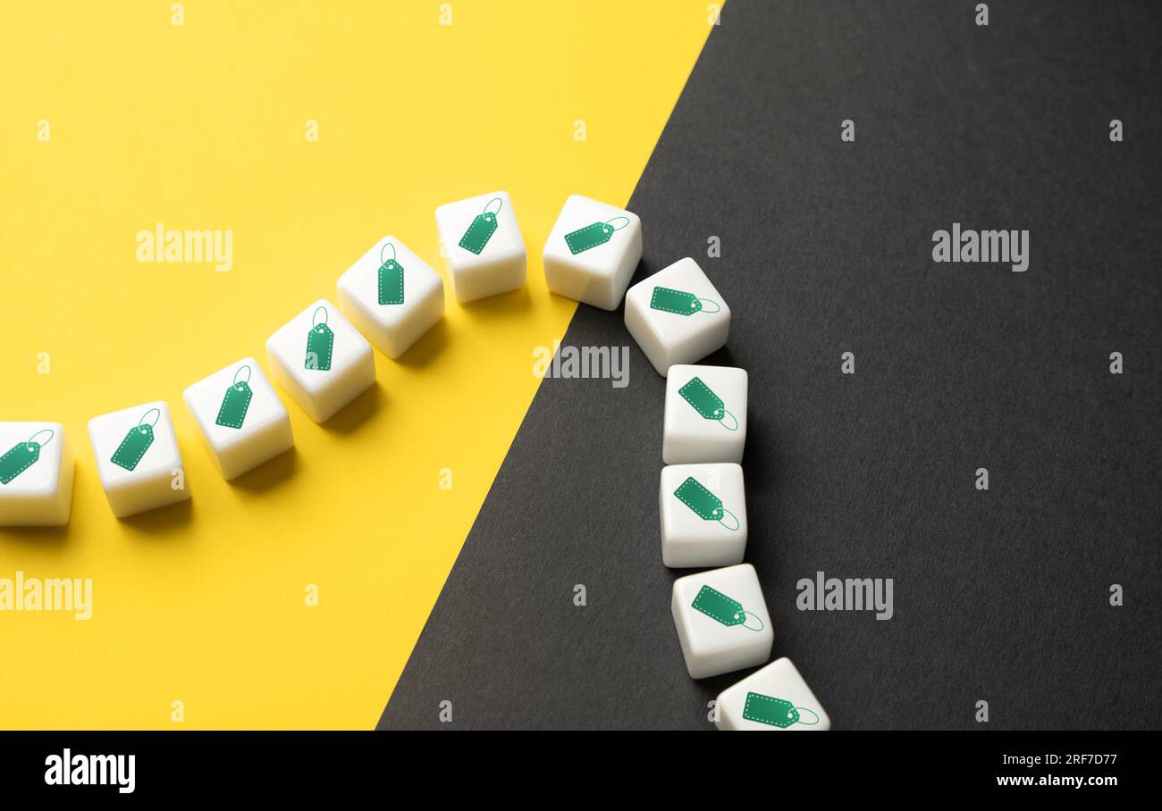 Augmentation et diminution des prix sous forme de cloche. Ventes saisonnières et fluctuations. Augmentation ou diminution de la demande. Tendances changeantes, mode et Banque D'Images