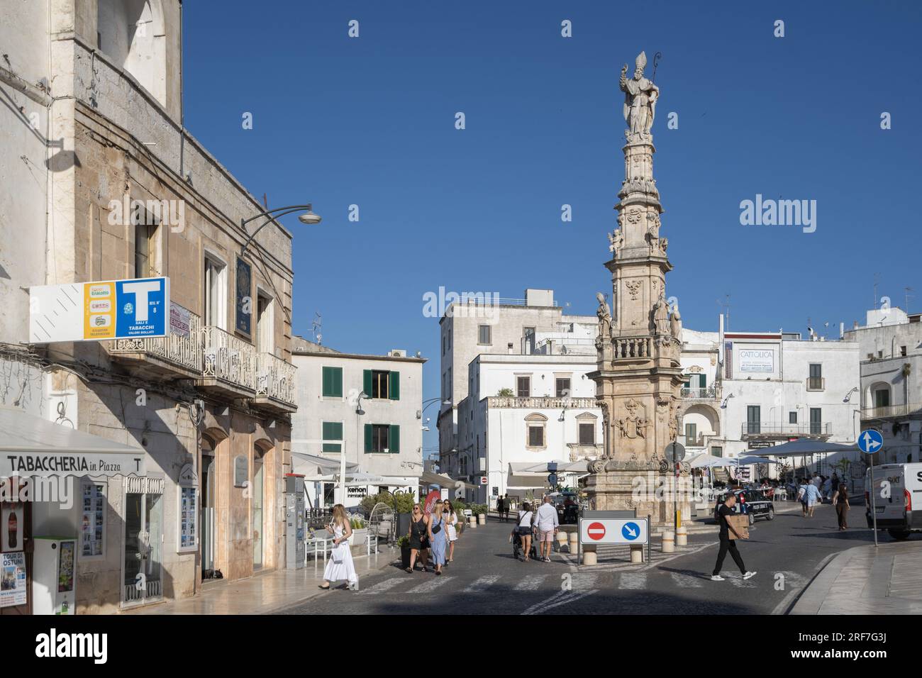 Piazza Liberta' Square, colonne de Sant'Oronzo, ville blanche, Ostuni, Pouilles, Italie, Europe Banque D'Images