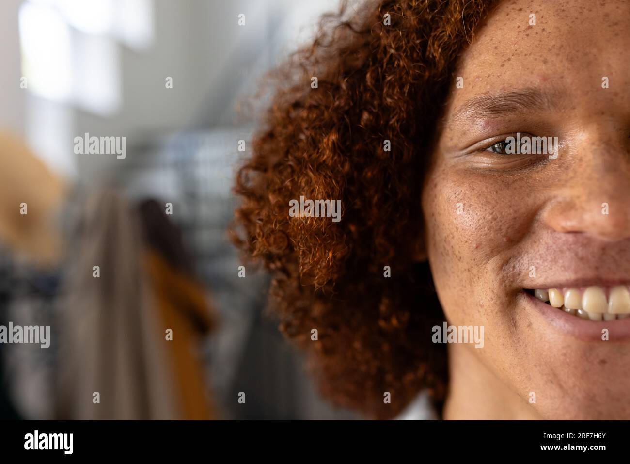 Portrait d'homme caucasien heureux avec les cheveux bouclés au-dessus des escaliers à la maison Banque D'Images