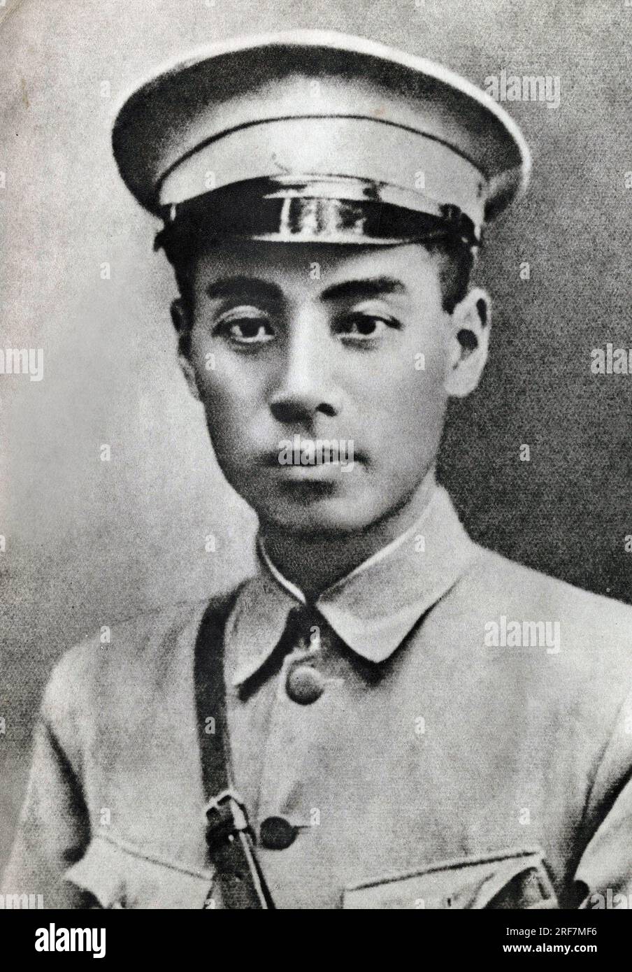 Portrait de Zhou Enlai (ou Chou en-Lai (en Lai) ou Tcheou Ngen-lai (NGen lai) ou Chu en Lai) (1898-1976) en uniforme, de 1924 a 1926, il est le President du Comite des provinces de Guang Dong et Guang Xi. Photographie, in 'la vie de Zhou en Lai', Shanghai, 1977. Banque D'Images