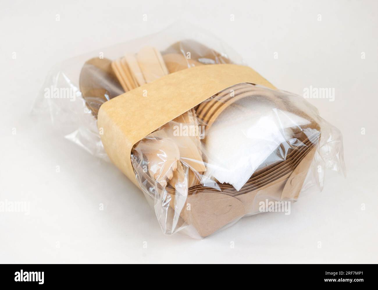 Emballage alimentaire écologique jetable. Récipients en papier artisanal  brun, verres à boisson, fourchettes et couteaux. Maquette, modèle Photo  Stock - Alamy