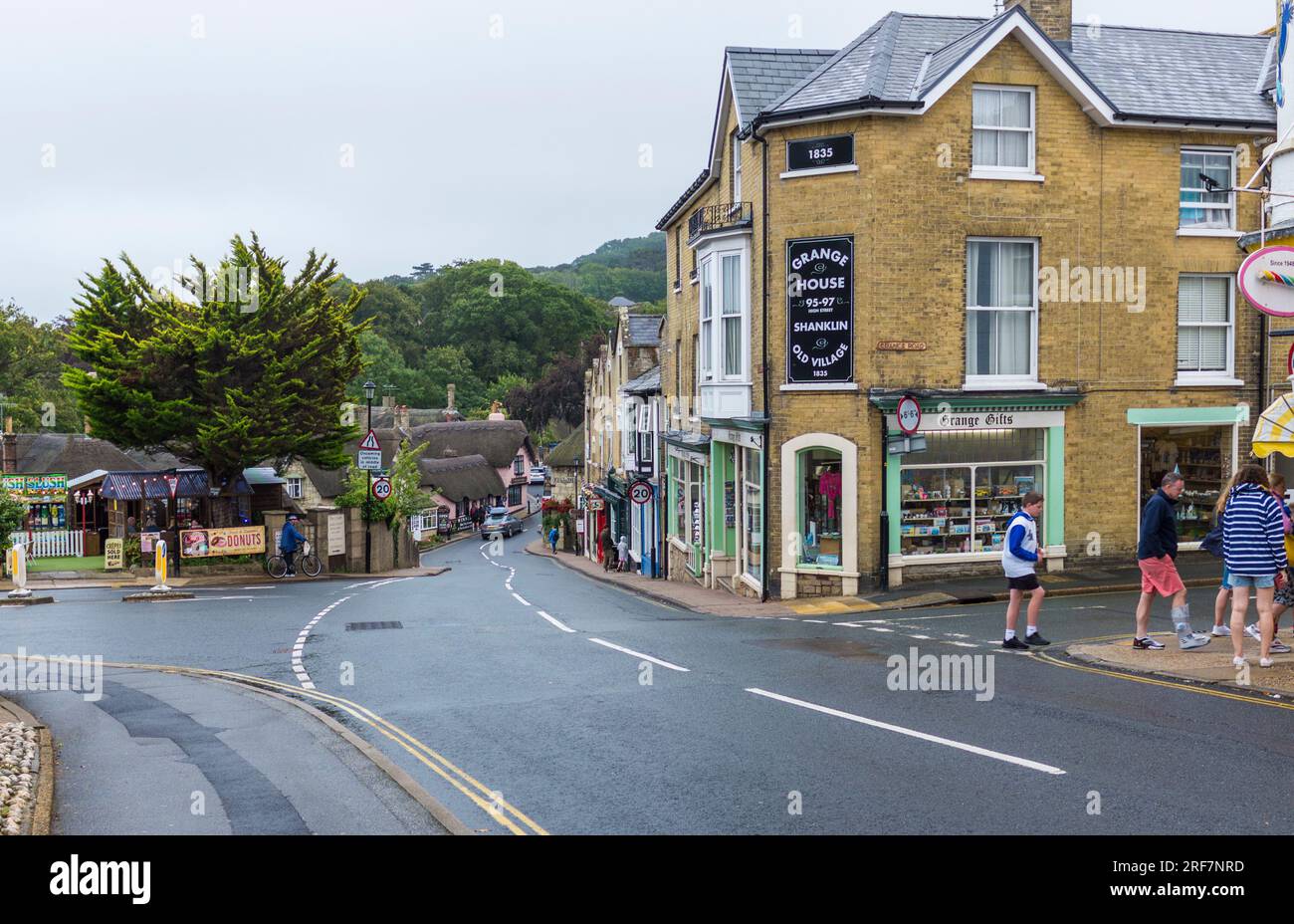 La route menant à travers les magasins et les pubs dans Old Shanklin Village iin l'île de Wight, Angleterre, Royaume-Uni Banque D'Images