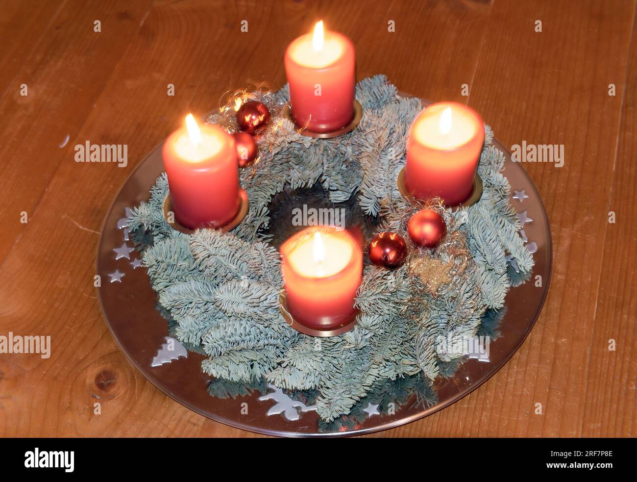 Décoration et symboles de Noël : couronne de l'Avent avec quatre bougies allumées Banque D'Images