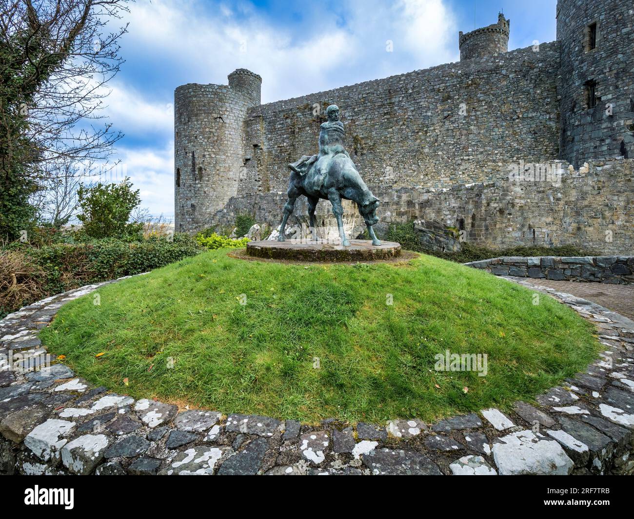 13 avril 2023 : Harlech, Gwynedd, pays de Galles - les deux rois, une statue d'Ivor Roberts-Jones, à l'extérieur des murs du château de Harlech. Banque D'Images
