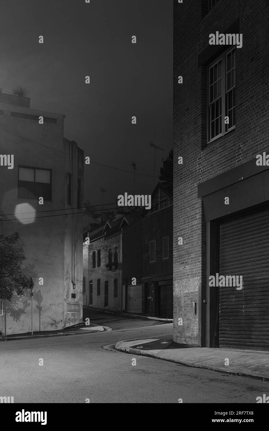 Une vue nocturne de Little Riley Street à Surry Hills à son intersection avec Ann Street à Sydney, Australie. Banque D'Images