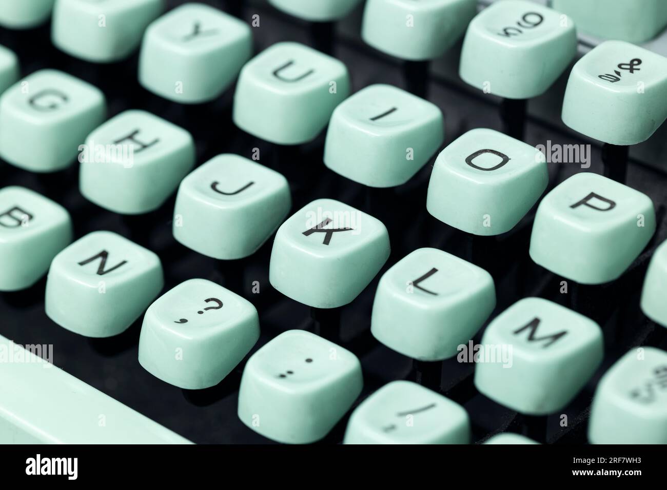 Gros plan d'une clé de machine à écrire verte vintage. Mise au point sélective Banque D'Images