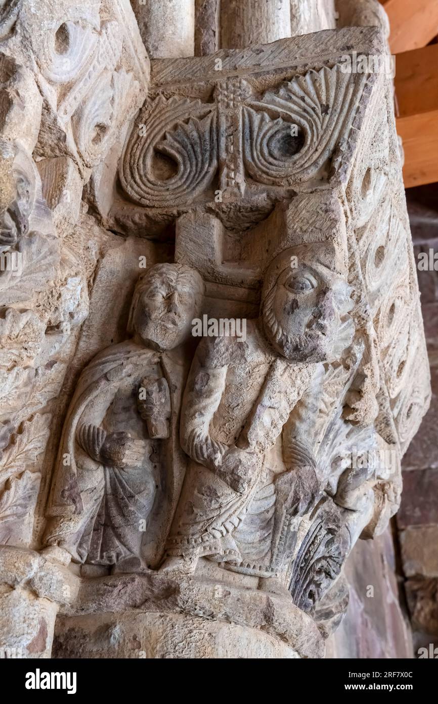 Chapitres du portail principal de l'église de San Esteban, Pineda de la Sierra, Espagne. San Esteban, Pineda de la Sierra, Espagne. L'église de San Esteban Banque D'Images