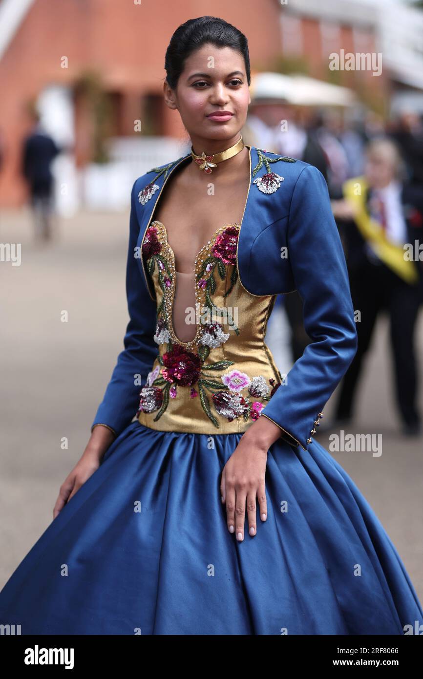Les mannequins portant des robes sur mesure de Miss Sohee, lauréate du