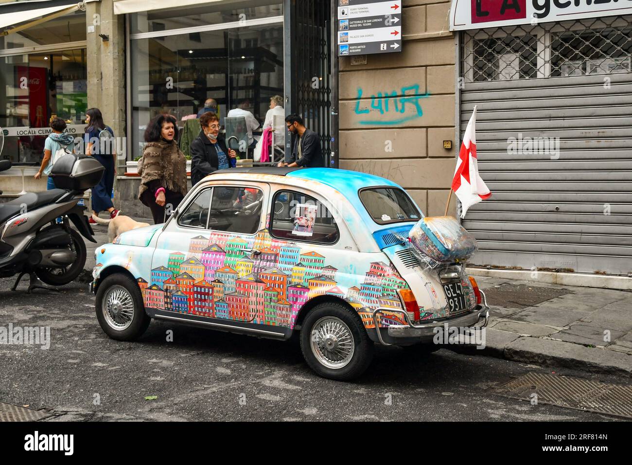 500 Fiat voiture ancienne peinte par l'artiste génois Angelo Gnecco et garée dans la rue centrale via San Lorenzo, Gênes, Ligurie, Italie Banque D'Images