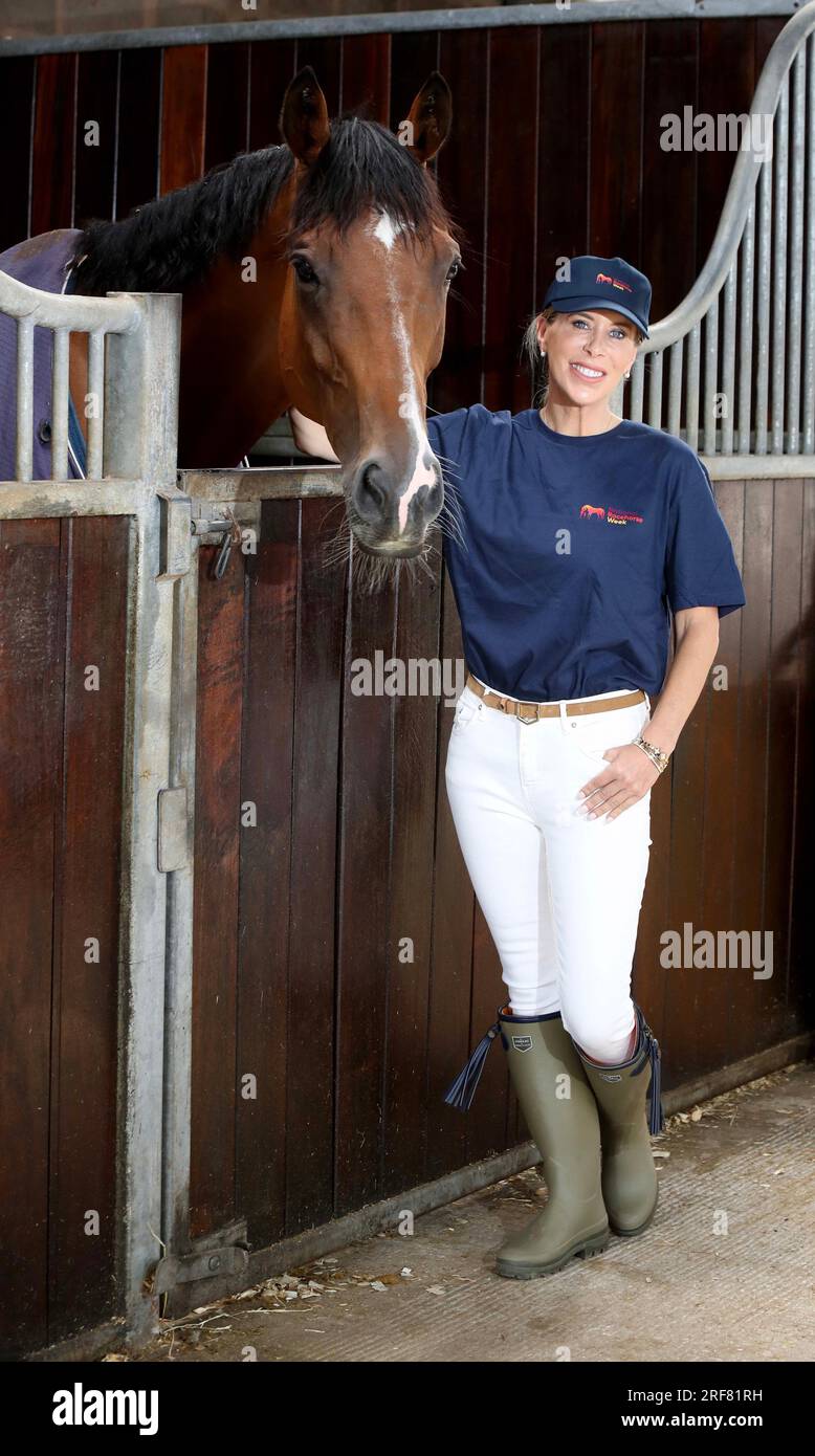 USAGE ÉDITORIAL SEULEMENT Rachel Lugo de Real Housewives of Cheshire, visite le chantier Greenall Guerriero Racing, Cheshire, avant la National Racehorse week qui a lieu du 9 au 17 septembre. Date de la photo : mardi 1 août 2023. Banque D'Images