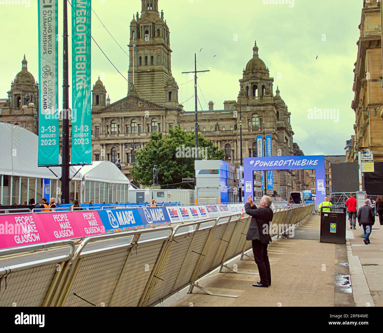 Glasgow, Écosse, Royaume-Uni 31 juillet 2023. Des barrières anti-terroristes UCI sont installées pour les championnats du monde dans les rues de la ville et canalisent les foules pour la vérification des bagages avec la circulation et les barrières. George Square voit la porte de la ligne de départ installée avec des barrières bordant le départ. Crédit Gerard Ferry/Alamy Live News Banque D'Images
