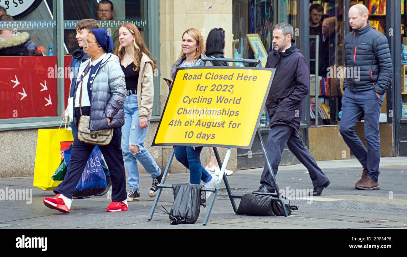 Glasgow, Écosse, Royaume-Uni 31 juillet 2023. Des barrières anti-terroristes UCI sont installées pour les championnats du monde dans les rues de la ville et canalisant les foules pour la vérification des bagages avec des panneaux de circulation et de barrières sont mis en place pour l'information du public. Crédit Gerard Ferry/Alamy Live News Banque D'Images
